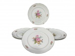 PORCELANA REAL, seis (6) pratos rasos confeccionados em porcelana nacional na tonalidade branca, decorada por flores e folhagens em policromia e filetes em ouro, apresentando falhas na douração medindo 24,5cm.