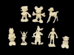 COLECIONISMO, nove (9) figuras confeccionadas em material sintético de tonalidade clara, representando personagens clássicos do universo Disney, incluindo figuras humanas, infantis/cartoon e animal, em diferentes posturas e tamanhos. Peças de pequeno porte, com modelagem simples, típicas de produção colecionável e decorativa do séc. XX, maior medindo 5cm e menor 3cm.