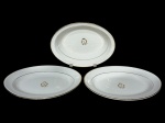FAIANÇA (HUGHES  ENGLAND), Lote com (3) travessas ovais , sendo uma funda , da manufatura inglesa Hughes, Longport, em faiança branca decorada com filetes dourados e flores estilizadas , uma delas possui bicado , fio de cabelo e leves marcas do tempo , medidas : 16,5 x 19 cm e 5 x 26 x 19 cm (R)