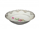 PORCELANA REAL, uma (1) saladeira confeccionada em porcelana nacional na tonalidade branca, decorado por flores e folhagens em policromia e borda em guirlanda floral e filetes em vasta douração, medindo 6,5x24cm.