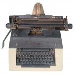 DIVERSOS, uma (1) máquina de escrever Remington 150. Este modelo de mesa (standard) foi muito comum em escritórios e escolas de datilografia nas décadas de 1970 e 1980, ausência dos adesivos, sinais de oxidação, não testada e sem garantia de funcionamento, vendida no estado, medindo 40x23cm.