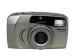 <b>FOTOGRAFIA</B>, uma (1) câmera fotográfica da marca MIRAGE, modelo FOCUS 70, confeccionado em material plástico na tonalidade prata sinais de uso, não testada e sem garantia de funcionamento.