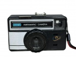 <b>FOTOGRAFIA</B>, uma (1) câmera fotográfica da marca INSTAMATIC, modelo 177XF, confeccionado em material plástico na tonalidade preta, lentes KODAR, apresenta sinais de uso, ausência de placa cromada na frente, não testada e sem garantia de funcionamento.