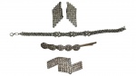 BIJUTERIAS, cinco (5) peças confeccionadas em metal prateado com incrustações em strass (é uma imitação de diamante, geralmente feita de vidro ou acrílico com fundo metálico para brilho intenso), sendo: A) 1 par de brincos de pressão, medindo 4,5x1,5cm, B) 1 pulseira, medindo 19,5cm, C) 1 broche, medindo 5,5x3cm e D) 1 clip de cabelo, medindo 8,5cm de comprimento.