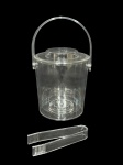 <B>DIVERSOS</b>, um (1) balde de gelo com pegador confeccionado em acrílico translucido e alça central articulável, medindo 21x18,5cm s/ a alça.