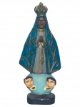 <b>ARTE SACRA</b>, uma (1) imaginária confeccionado em material emborrachado representando Nossa Senhora de Aparecida com pintura em policromia, base assinada, porém, ilegível, medindo 16,5cm de altura.