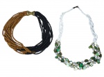 <B>JOIA e BIJUTERIA</b>, lote com duas (2) peças, sendo; A) 1 colar de doze voltas com contas esféricas em madeira pintada nas tonalidades marrom e preta, fecho em metal dourado com falhas na douração, medindo 44,5cm e B) 1 colar com contas em missangas na tonalidade branca, cascalhos de madre pérola e acrílico, fecho tipo gancho em PRATA DE LEI, medindo 62cm de comprimento.