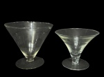 <b>VIDROS</b>, lote com duas (2) fruteiras cônicas confeccionadas em vidro translucido apoiada sobre base circular, maior medindo 20,5x23cm e menor 17x20,5cm.