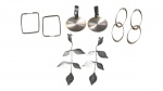 BIJUTERIAS, lote com quatro (4) pares de brincos para orelha furada confeccionados em metal prateado de modelos, tamanhos e decorações distintas, maior medindo 11,5cm e menor 5,5x3,5cm.
