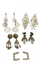 BIJUTERIAS, lote com cinco (5) pares de brincos para orelha furada confeccionados em metal dourado de modelos, tamanhos e decorações distintas, maior medindo 8,5cm de comprimento e menor 3cm.