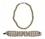 BIJUTERIAS, lote com duas (2) peças em pérolas sintéticas, sendo: A) 1 colar com contas em pérolas sintéticas e fecho em metal prateado com incrustação de zircônia (faltando 1), medindo 46,5cm de comprimento e B} 1 pulseira com 3 fios com armação em metal dourado, medindo 17,5cm.