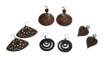 BIJUTERIAS, lote com quatro (4) pares de brincos para orelha furada confeccionados em madeira de modelos, tamanhos e decorações distintas, maior medindo 8,5cm e menor 5,5cm.
