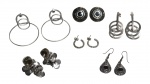 BIJUTERIAS, seis (6) pares de brincos para orelha furada confeccionados em metal prateado de modelos, tamanhos e decorações distintas, maior medindo 5,5cm e menor 1,5cm.