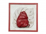 QUADRO, "O Abraço", escultura de parede representando casal se abraçando sobre folha confeccionado em cerâmica com pintura vermelha e moldura em madeira medindo 27x27cm.