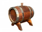 DIVERSOS, um (1) barril para bebidas confeccionado em madeira escura guarnecido em metal cromado com leves sinais de oxidação, capacidade de 1 litro, não possui torneira, acompanha base, medindo 20x23x15cm. Ínfimo lascado na base.