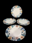 Porto Brasil (É uma empresa brasileira, com sede e fábrica em Porto Ferreira, no interior de São Paulo), seis (6) pratos rasos confeccionados em faiança nacional vitrificada na tonalidade creme com rica decoração floral em policromia, medindo 26cm de diâmetro.