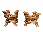 ARTE AFRICANA, duas (2) e pequenas antigas esculturas africanas articuladas emmadeira esculpidas à mão com trabalho de quatro figuras entrelaçadas representando dança tradicional sem corte ou emendas, podendo servir como suporte para pequenovaso ou simplesmente artigo decorativo. O design permite movimentação das peças conferindo dinamismo à obra. Medindo: 15 x 8,5 cm.