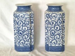 Par de grandes jarros ao gosto oriental em porcelana vitrificada e craquele azul e branca  Medindo 46 cm de altura por 18 cm de frente por 18 cm, bom estado de conservação.