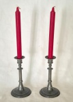 Par de castiçais em pewter marcado "Etain made in France". Medindo 20 cm de altura por 10cm de diametro na base, bom estado de conservação.