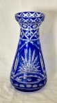 Grande vaso em cristal da Bohemia doublé azul e branco lapidado a mão fatura da Bohemia. Medindo 33 cm de altura por 18 cm de diâmetro, bom estado de conservação.