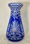 Grande vaso em cristal da Bohemia doublé azul e branco lapidado a mão fatura da Bohemia. Medindo 33 cm de altura por 18 cm de diâmetro, apresenta discreto lascado na bborda superior.