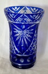 Grande vaso em cristal da Bohemia doublé azul e branco lapidado a mão fatura da Bohemia. Medindo 27 cm de altura por 19 cm de diâmetro, apresenta bom estado de conservação.