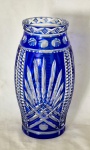 Vaso em cristal doublé da Bohemia azul e branco lapidado a mão fatura da Bohemia. Medindo 26 cm de altura por 13 cm de diâmetro, apresenta minimo desgaste  na borda e outro na base.