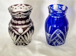 Dois pequenos vasos em cristal doublé  lapidado a mão fatura da Bohemia, um marrom e branco perfeito estado e outro azul e branco com faltas Medindo 14 cm de altura por 9 cm de diâmetro..