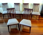 Conjunto com 6 cadeiras emmadeira nobre maciça encosto ripado e assento estofado bom estado de conservação, medindo 101 cm de altura por 55 cmpor 55 cm.