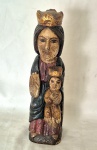 Santana mestra com Nossa Senhora menina em madeira maciça policromada medindo 37 cm por 10 cm por 10 cm, bom estado de conservação.