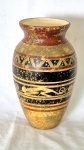 Vaso em cerâmica em Porcelana policromada com cenas Egipcias medindo 29 cm de altura por 17 cm de diametro, bom estado de conservação.