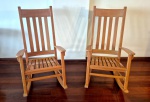 Parde cadeiras de balanço em madeira maciça "Tyndall Creek" em perfeito estado de conservação medindo 115 cm de altura no encosto por 65 cm por 90 cm.
