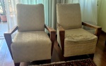Par de poltronas estilo Art Deco com fatura mais recente necessitando troca do revestimento de tecido e recomposição do verniz dos braços, medindo 100 cm de altura no encosto por 84 cmpor 80 cm.