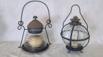 Duas antigas lanternas para vela em ferro com cúoulas de vidro sopradomedindo 38 cm de altura na alça por 23 cm de diâmetro.
