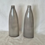 Dois soliflers em porcelana vitrificada  Portuguesa grande formato medindo 40 cm de altura por 14 c m por 8 cm