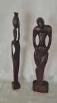 Duas esculturas Africanas em madeira maciça uma delas com etiqueta ( Ghana) medindo 44 cm e 42 cm de altura.