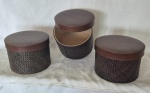 Três caixas Filipinas em palha tinjida e trançada e cartão formato cilindrico medindo 18 cm de altura por 25 cm de diâmetro.