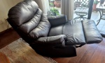 Poltrona reclinavel e giraória revestida de courino sintético sistema de funcionamento perfeito, medindo 100 cm de altura no encosto por 155 cm por 95 cm aberta, minimo rasgado na dobra do courino do a poio das pernas visivel na foto extra.
