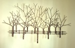 Escultura de parede em ferro representando "floresta no outono",  medindo 85 cm de altura por 150 cm por 11 cm de profundidade.