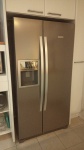 Refrigerador Side by side Eletrolux acabamento aço inox medindo 179 cm de altura por 90 cm por 78 cm, com maquina de fazer gelo e dispensadores de agua e gelo.Alguns dos leds do painel queimados visivel nas fotos extras.
