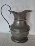 Grande jarra em pewter Europeu medindo 54 cm de altura por 45 cm por 25 cm.