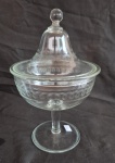 Compoteira em cristal ao gosto Saint Louis medindo 23 cm de altura na pega por 15 cm de diâmetro. Bom estado de conservação,  Pega em bola com inclinação de fabricação..