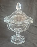 Compoteira em grosso cristal  medindo 20 cm de altura na pega por 17 cm de diâmetro. apresenta lascado na base...