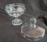 Compoteira em vidro e cristal  medindo 20 cm de altura na pega por 13 cm de diâmetro. A tampa é de vidro adaptada em base de cristal.