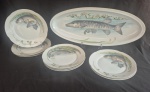 Bavária, conjunto para servir peixe em fina porcelana Alemã marcada Jaeger e company sendo travessa medindo 60 cm por 35 cm, e oito pratos rasos medindo 24,5 cmacompanha em dois padrões molheira com bicado na base.