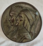 Medalhão em bronze relevo representando Dante Aliguiere e eatrice Portinari, medindo 26 cm de diâmetro.