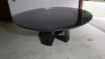 Grande mesa de jantar redonda, madeira nobre ebanizada com tampo de vidro pintado e embutido, parte central giratória . Estilo Contemporâneo. Alt. 77 x diam. 200cm.  Perfeito estado de conservação, demanda transporte especializado pelo grande tamanho.