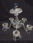 Lustre com cinco braços em vidro e metal medindo 40 cm de altura por 53 cm de diâmetro apresenta falta de pingentes e uma das bobeches com pequeno quebrado na borda.