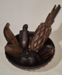 Pequeno bowl em jacarandá com seis frutos   medindo 5 cm por 17 cm de diâmetro fruto em forma de abacaxi medindo por 20 cm por 5 cm de diâmetro.