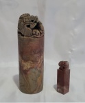 Dois sinetes de carta em pedra mármore, esculpidos na parte superior com dragões. Alt. 15 x diam. 5cm e 6 x 2 x 2cm.